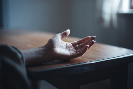 main-table-bois-lumiere-fenetre