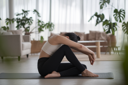 personne-tapis-yoga-salon-lumineux