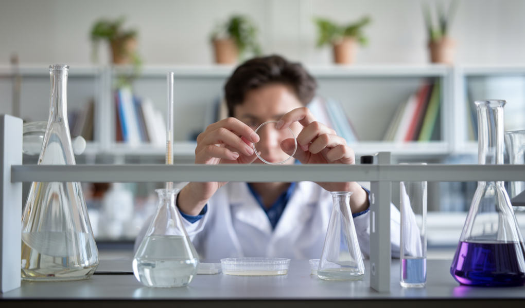 laboratoire-recherche-flacons-chercheur-etageres