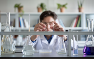 laboratoire-recherche-flacons-chercheur-etageres