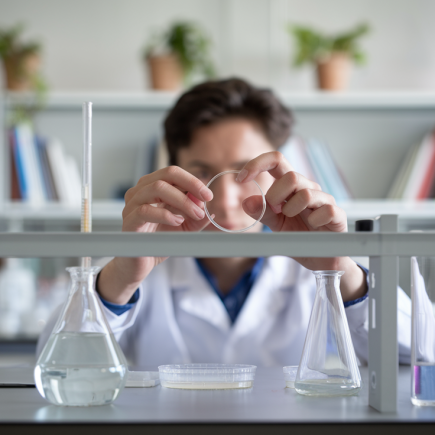 laboratoire-recherche-flacons-chercheur-etageres
