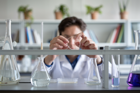 laboratoire-recherche-flacons-chercheur-etageres