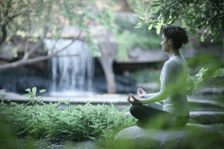 silhouette-meditation-jardin-cascade-verdure