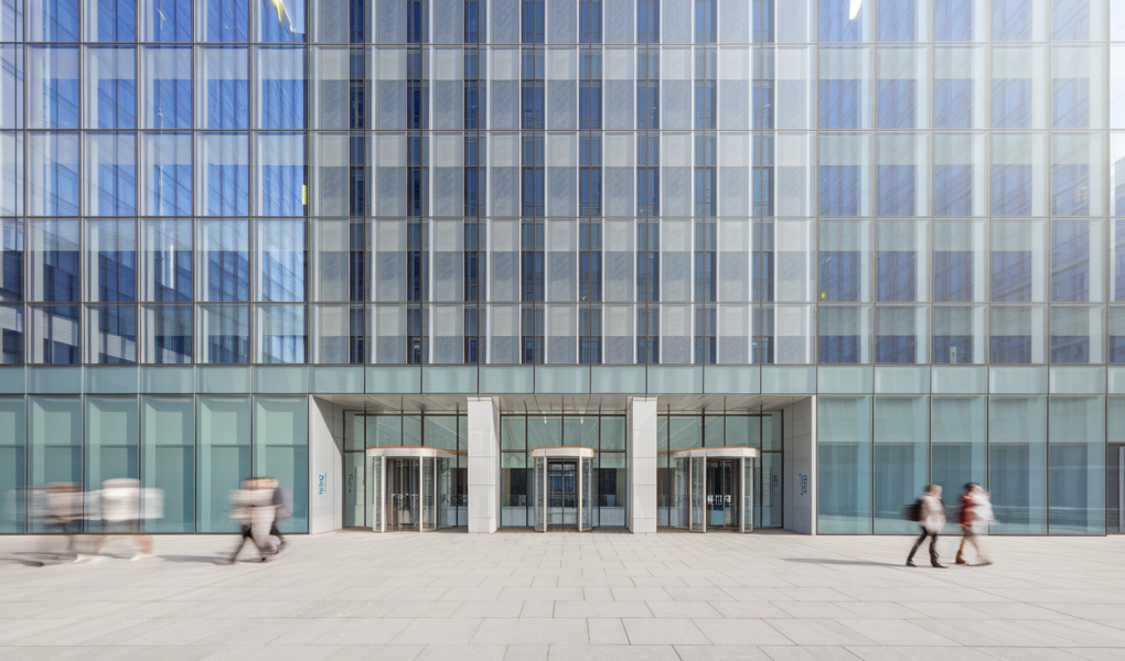 facade-moderne-hopital-verre-acier