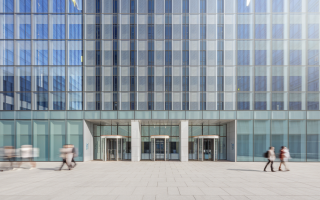 facade-moderne-hopital-verre-acier