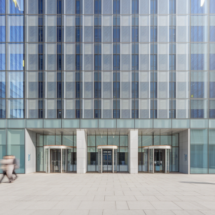 facade-moderne-hopital-verre-acier