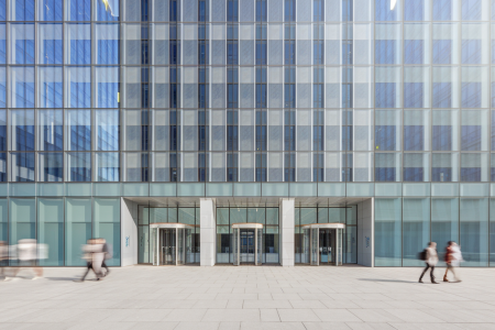 facade-moderne-hopital-verre-acier