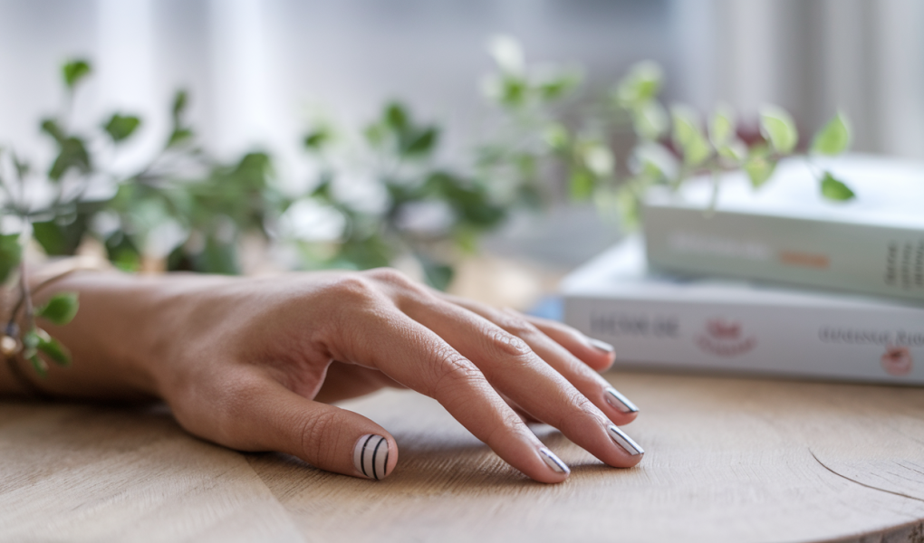 main-table-bois-plantes-livres
