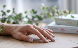 main-table-bois-plantes-livres