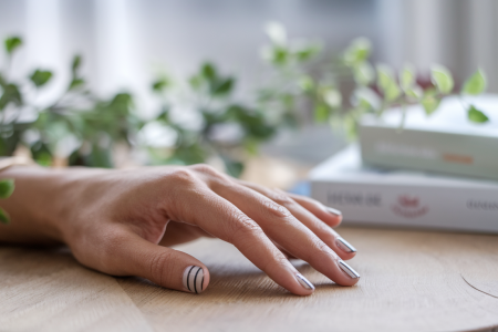 main-table-bois-plantes-livres