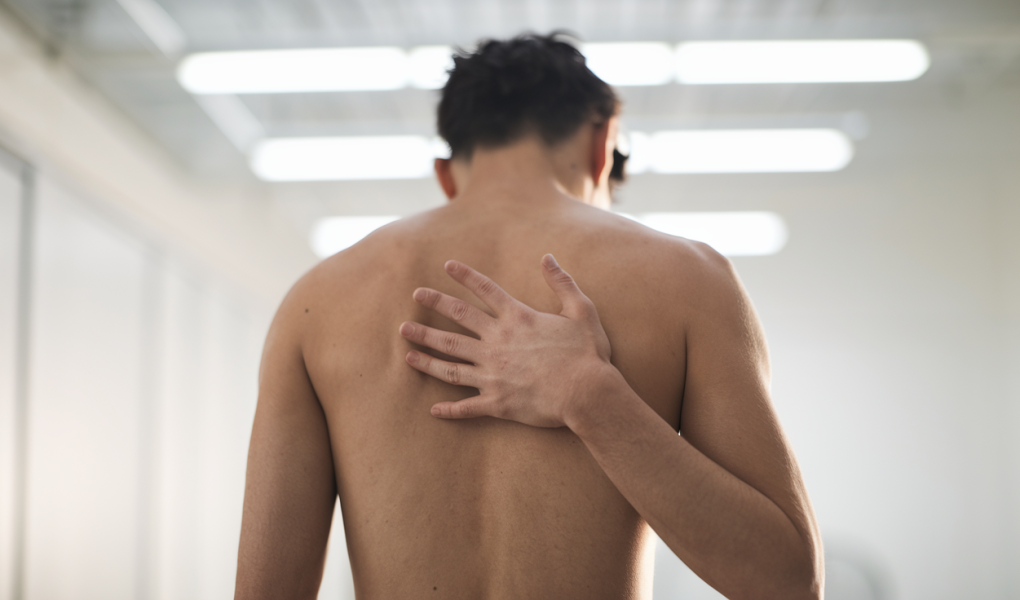 personne-dos-main-cotes-gene