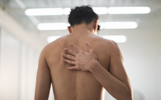 personne-dos-main-cotes-gene