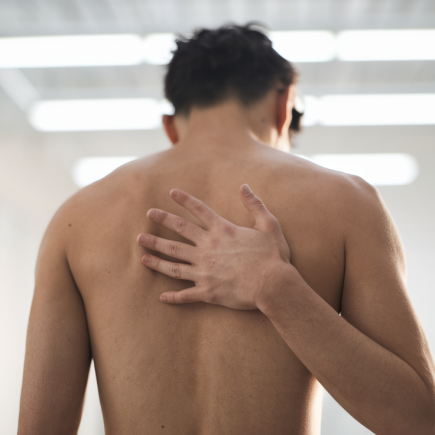 personne-dos-main-cotes-gene