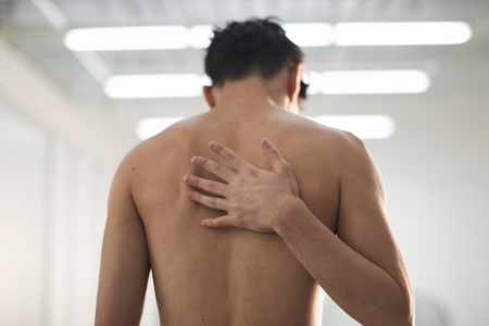 personne-dos-main-cotes-gene