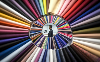 personne-echantillons-tissus-couleurs-vives