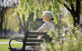 femme-parc-soleil-arbres-fleuris