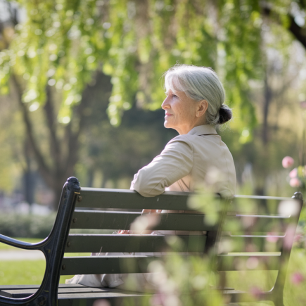 femme-parc-soleil-arbres-fleuris