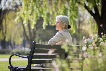 femme-parc-soleil-arbres-fleuris