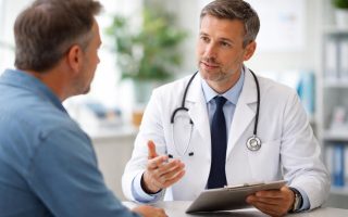 medecin-patient-cabinet-medical-discussion