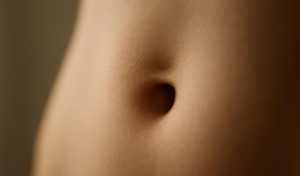 abdomen-nombril-peau-floue-lumiere
