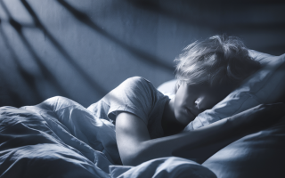 silhouette-floue-lit-ambiance-sombre